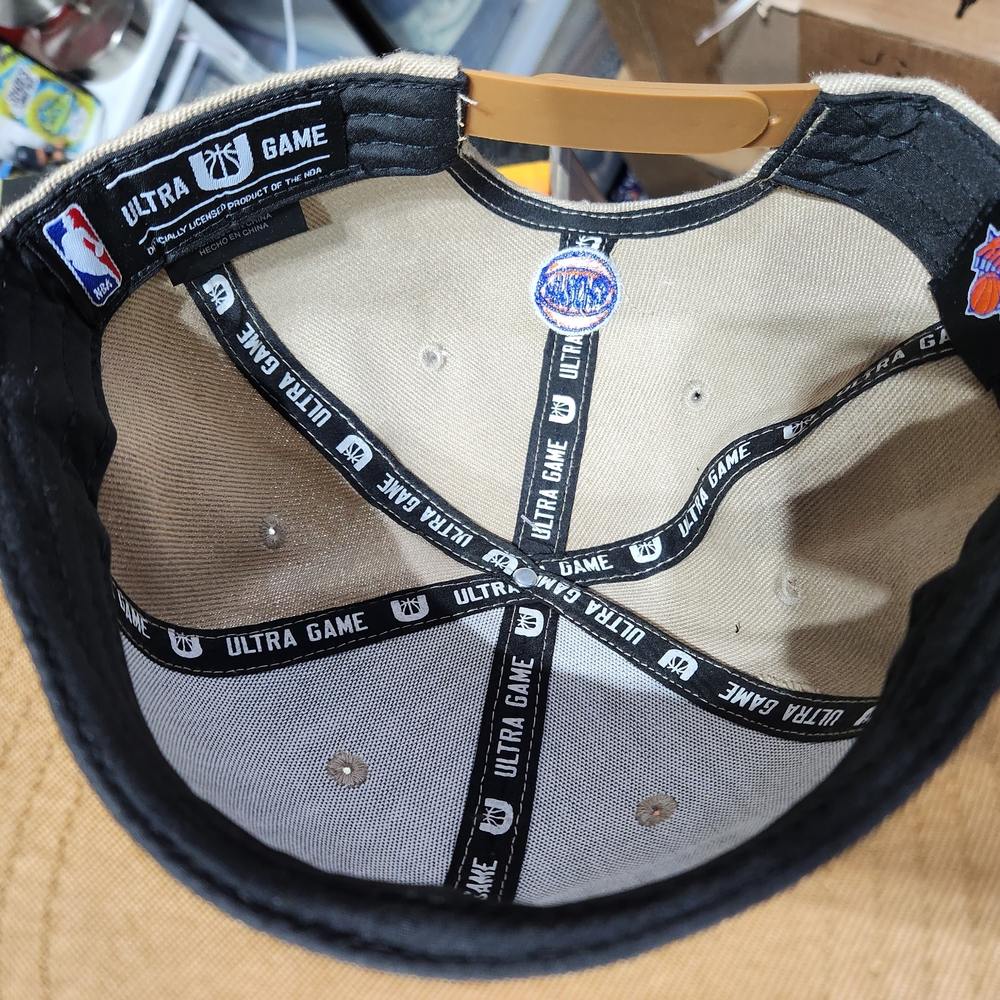 Knicks Beige and Tan Cap - Picture 6 of 9